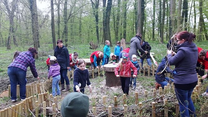 Beim Bauen eines "Waldsofas" war jede Hand gefragt. Voll Begeisterung schufen Gro&szlig; und Klein das Werk. (Foto: Kathrin Jakob)