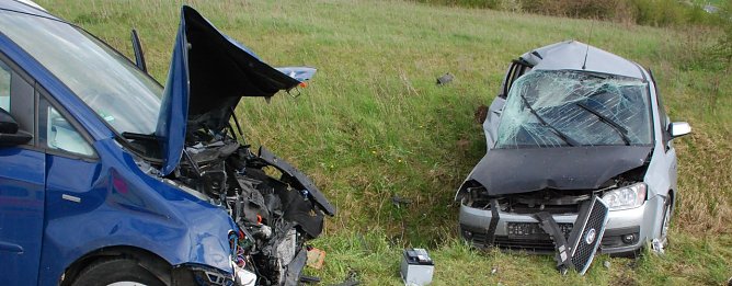Im Zuge der Ermittlungen zu dem schweren Verkehrsunfall gestern Nachmittag bei Riestedt stellte die Polizei fest, dass der Pkw Ford (rechts im Bild), der den Unfall verursacht hatte, gestohlen worden war. (Foto: Jochen Miche)