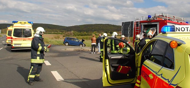 Nur wenige Minuten nach dem Unfall waren Rettungsdienst und Feuerwehr an der Ungl&uuml;cksstelle. Die Kameraden sicherten die Kreuzung, um einen reibungslosen Verkehr auf der vielbefahrenen Bundesstra&szlig;e 86 zu gew&auml;hrleisten. (Foto: Jochen Miche)
