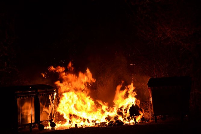 F&uuml;nf Minuten nach halb zw&ouml;lf brannte bereits der zweite Rollcontainer nieder. (Foto: Jochen Miche)