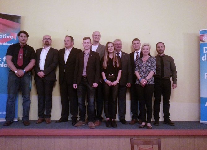 Der neue-Landesvorstand. Er wurde, bis auf den Vorsitzenden, Andr&eacute; Poggenburg (3.v.r.), komplett ausgetauscht. Keiner der Leute, die die Partei in Sachsen-Anhalt aufgebaut, vor einem Rechtsruck bewahrt und einen erfolgreichen Wahlkampf gef&uuml;hrt hatten, ist noch dabei. Mit auf dem Foto, aber nicht mit im Vorstand: der j&uuml;ngst aus dem alten Vorstand geflogene Jan Schmidt (4.v.l.). (Foto: Jochen Miche (Handyfoto))