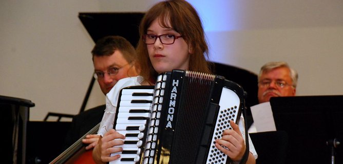 &Uuml;berzeugte durch ihr souver&auml;nes Spiel auf dem Akkordeon: Andrea von Wolf aus Wippra.  (Foto: Jochen Miche)