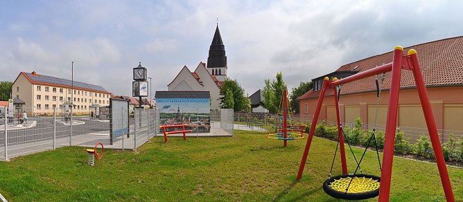 Der neu angelegte Spielplatz auf dem Eisleber Klosterplatz wird am Mittwoch, dem 1. Juni, dem Internationalen Kindertag, der &Ouml;ffentlichkeit &uuml;bergeben. (Foto: Maik Knothe)