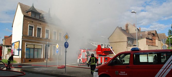 Egal, ob am Boden oder auf der Leiter: Diese M&auml;nner sind hart im Nehmen. Oder, wie es Hettstedts B&uuml;rgermeister Danny Kavalier mal sagte: "Wo andere Menschen - v&ouml;llig zu Recht - raus gehen, gehen die Feuerwehrm&auml;nner rein." (Foto: Jochen Miche)