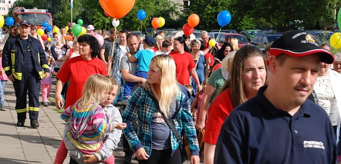 Kameraden der Freiwilligen Feuerwehr Hettstedt, die vor zwei Tagen noch einen Hausbrand hatten l&ouml;schen m&uuml;ssen, sicherten heute den Umzug des Kinderhauses "Sonnenschein" ab. (Foto: Jochen Miche)