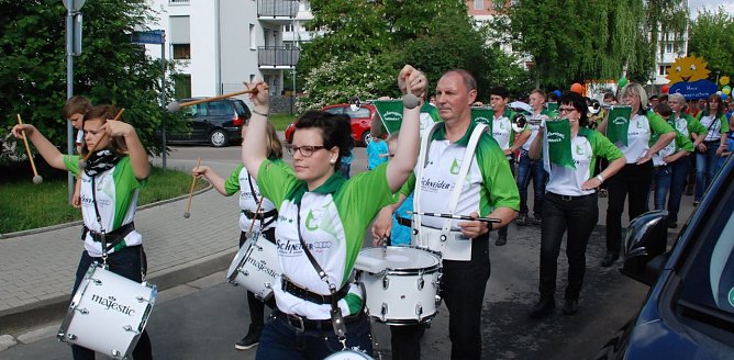 In ihrem Element und mit vielen Komplimenten &uuml;bersch&uuml;ttet: die Fanfarengarde Hettstedt. (Foto: Jochen Miche)