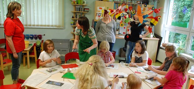 Ute Kr&auml;mer (links) und Silke Becker im kurzen Austausch &uuml;ber die Herausforderung, aus einem Tonklumpen ein Kunstwerk zu formen. (Foto: Jochen Miche)