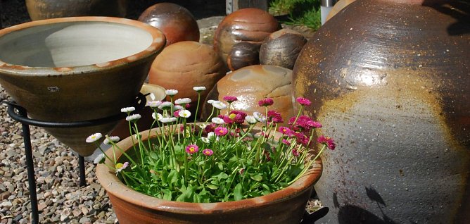 Produkte von absoluter Einzigartigkeit, die allein und in der Gruppe wirken: Keramik aus der Oberm&uuml;hle. (Foto: Jochen Miche)