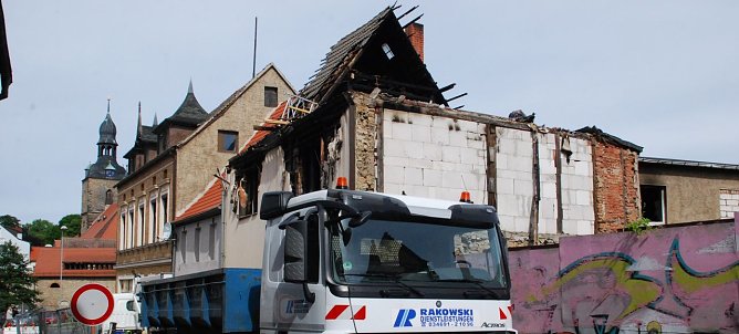Das bei einem Brand am 30. Mai schwer in Mitleidenschaft gezogene Haus in der Hohen Stra&szlig;e in Hettstedt wird teilweise abgerissen. (Foto: Jochen Miche)