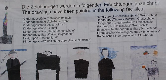 Die Kindereinrichtungen, dessen flei&szlig;ige Hobbyk&uuml;nstler sich an der Kunstaktion beteiligt haben, werden auf einer Plane genannt. (Foto: Jochen Miche)