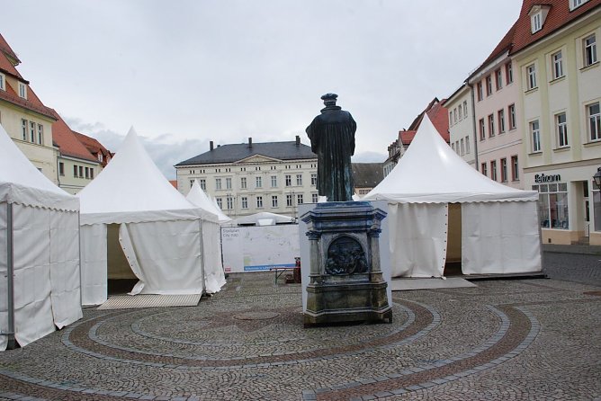 Ein Ersatz-Lutherdenkmal wurde vor dem Rathaus aufgebaut. An diesem Standort hat der Reformator einen besseren Blick auf das Marktgeschehen als der Bronze-Luther, der zur Zeit restauriert wird. Die Zelte geh&ouml;ren &uuml;brigens zum Kreiskirchentag, der heute Abend er&ouml;ffnet. (Foto: Jochen Miche)