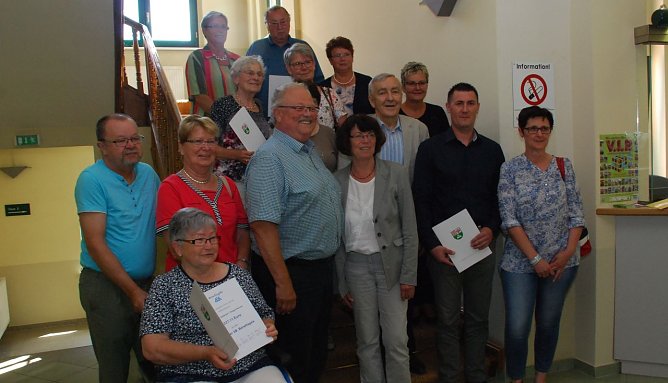 Aufstellen zum Gruppenfoto. Ein fr&ouml;hlicher Moment. Doch: Wo soll man hinschauen, wenn auf der anderen Seite vier Fotografen auf das sch&ouml;nste L&auml;cheln ihrer Modelle warten? (Foto: Jochen Miche)