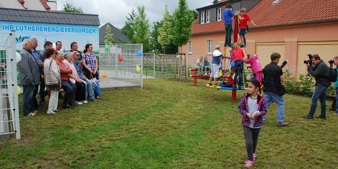 So hat jeder seine Aufgabe: Die Fotografen fotografieren, die Kinder klettern und die Betagteren ruhen sich aus. (Foto: Jochen Miche)