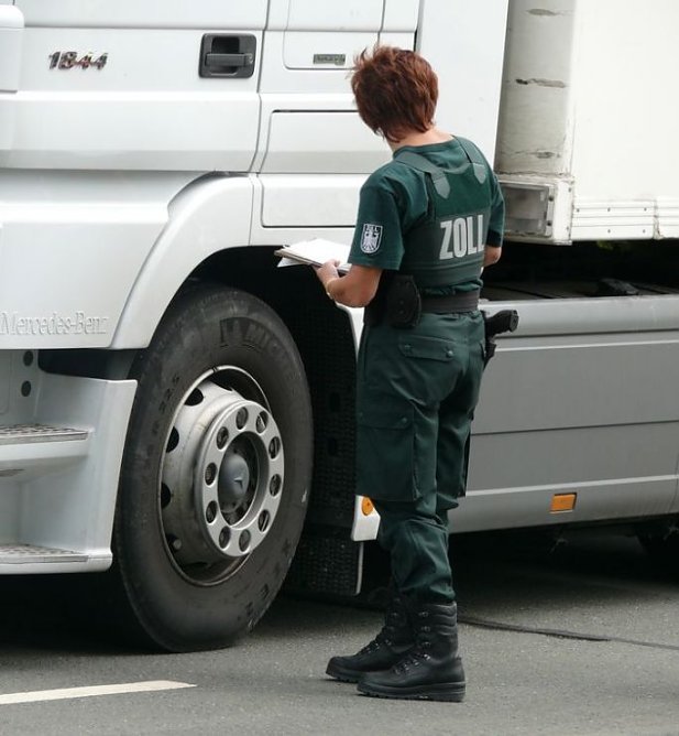 Zoll kontrolliert (Foto: Zoll) Zoll kontrolliert (Foto: Zoll)