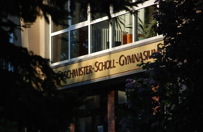 Wird in den kommenden Ferienwochen umfangreich saniert: das Geschwister-Scholl-Gymnasium in Sangerhausen. Neben anderem werden hier in sechs Klassenr&auml;umen neue Brandschutzunterdecken eingebaut. (Foto: Jochen Miche)