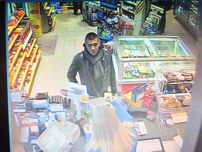 Gesucht wird dieser Betr&uuml;ger. Hinweise nimmt die Polizei entgegen. (Foto: Polizei)