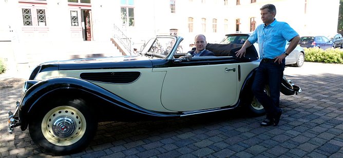 Probesitzen im Oldtimer (Foto: nnz)