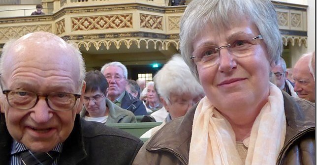 Gerd Ucka und Eislebens Oberb&uuml;rgermeisterin Jutta Fischer beim Konzert des P&auml;pstlichen Chores in Wittenberg. (Foto: Privat)