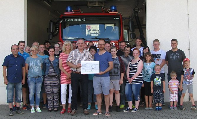 Eine Geste des Anstands und der Dankbarkeit: Familie Zech, die ein K&uuml;chenstudio betreibt, sagte den engagierten Kameradinnen und Kameraden der Freiwilligen Feuerwehr Helfta f&uuml;r ihre gro&szlig;e Einsatzbereitschaft und Hilfe mit einer Spende Danke. (Foto: Carsten Staub)