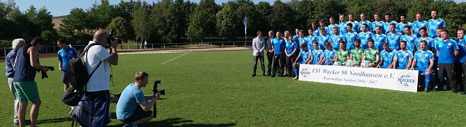 Mannschaftsfoto im Entstehen (Foto: nnz)