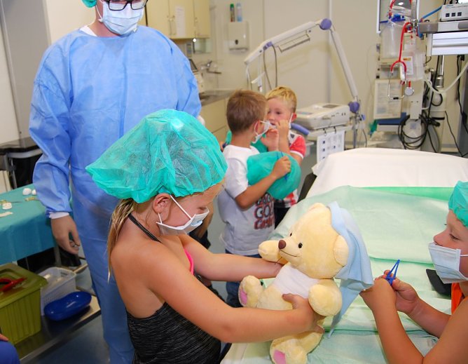 Operation gelungen, der Teddy strahlt wieder. (Foto: Gabriele Lakomy) Operation gelungen, der Teddy strahlt wieder. (Foto: Gabriele Lakomy)
