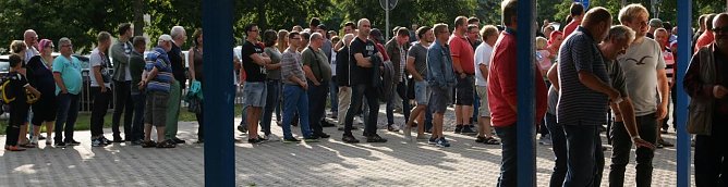 Noch immer Schlangen am Einlass (Foto: Bernd Peter)
