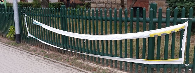 Das beschädigte Spannband in Sangerhausen. (Foto: Polizei) Das beschädigte Spannband in Sangerhausen. (Foto: Polizei)
