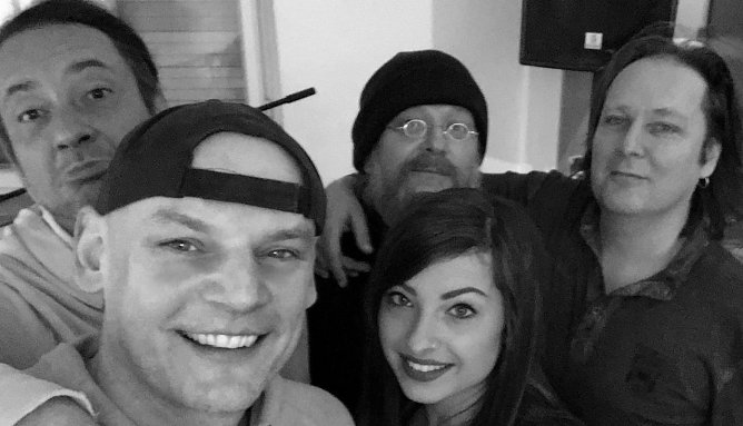 Joe Eimer und die Skrupellosen. Sie haben keine Skrupel, zum Sachsen-Anhalt-Tag nach Sangerhausen zu kommen. Und Sie, das Publikum, sollten auch alle Skrupel ablegen und vom 9. bis 11. September der Kreisstadt die Ehre erweisen. (Foto: Agentur)