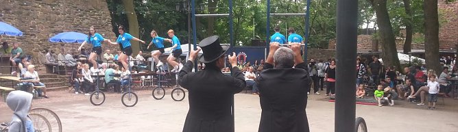 Wo immer sie auftreten, begeistern die Bornstedter Kunstradfahrer, wie hier am 12. Juni beim Heimatfest auf der Burg. (Foto: Jochen Miche)