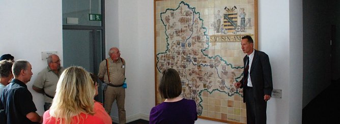 Im Landtag erkl&auml;rt Ulrich Grimm von der Besucherbetreuung eine Sachsen-Anhalt-Karte von 1947, auf der noch Teile Sachsens zu sehen sind. Mit Aufl&ouml;sung des Landes 1952 kamen Bezirke, mit Neugr&uuml;ndung 1990 die heutigen Landesgrenzen. (Foto: Privat)