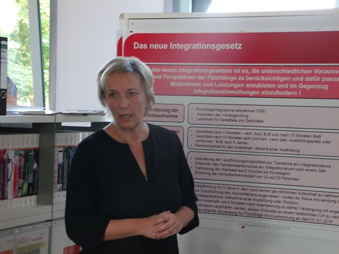 Die Vorsitzende der Gesch&auml;ftsf&uuml;hrung der Agentur f&uuml;r Arbeit Sangerhausen, Dr. Martina Scherer bei ihren Ausf&uuml;hrungen (Foto: bwi)