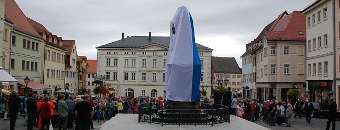 Augenblicke vor der Enth&uuml;llung. (Foto: Jochen Miche)