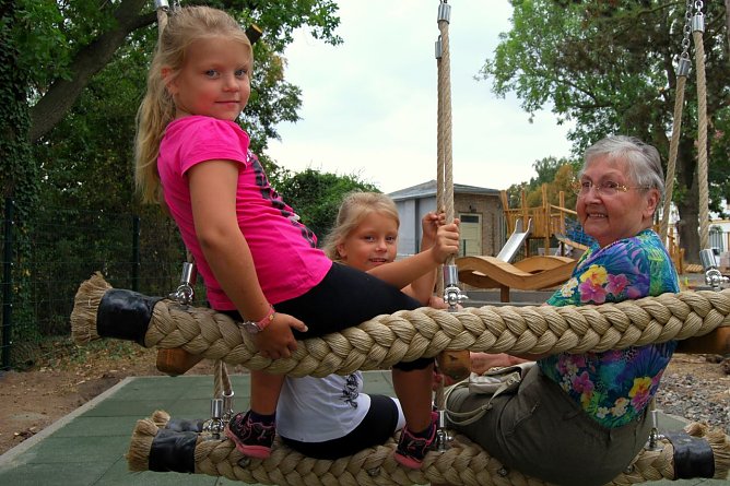 Kinder und Senioren auf dem Spielplatz (Foto: Helios/G. Lakomy)