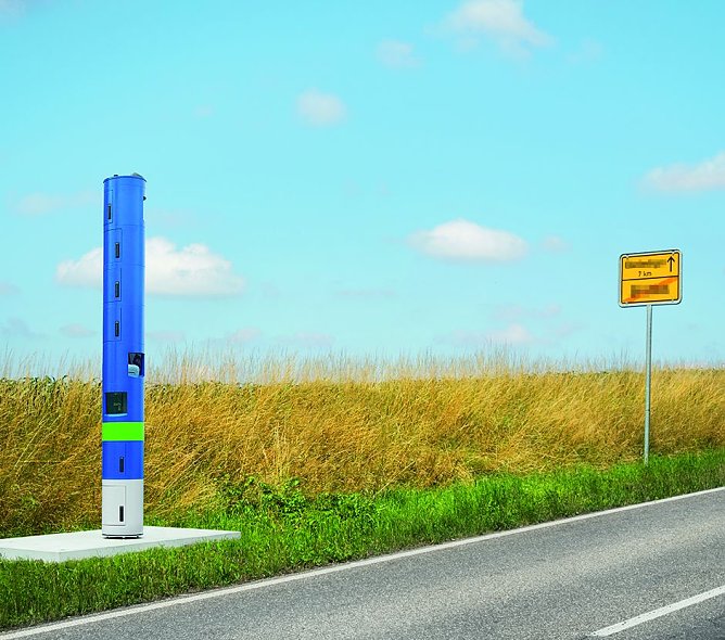 Kontrolls&auml;ule an einer Bundesstra&szlig;e - Fotomontage (Foto: Toll Collect)