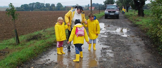 Mitten durch die Pf&uuml;tze. Ein genialer Spa&szlig; f&uuml;r die Kinder. Und offenkundig auch f&uuml;r Ines Wohlsein, die nicht den mahnenden Finger erhebt, sonder die Tiefe der Pf&uuml;tze misst... (Foto: Jochen Miche)