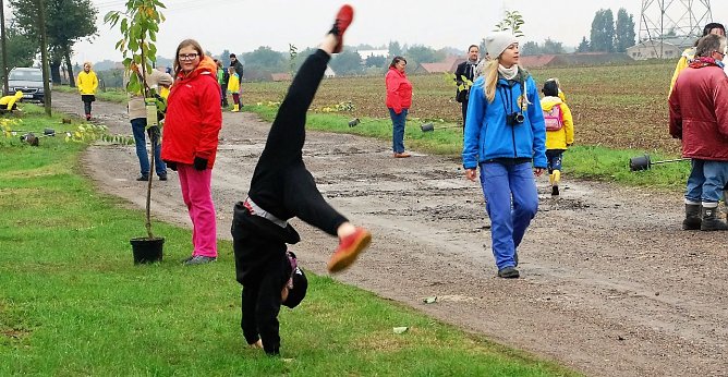 Hier hat jeder seinen Spa&szlig;. Einer gr&auml;bt, einer guckt, einer schwatzt, einer l&auml;uft, einer schl&auml;gt Rad... (Foto: Jochen Miche)