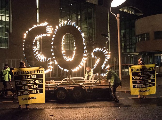 Protest vor dem Bundeskanzleramt (Foto: Ruben Neugebauer/Greenpeace)