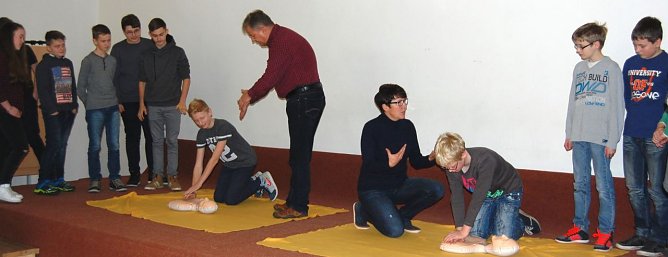 CA Dr. Pfeifer und O&Auml; K&uuml;hne erkl&auml;rten Herzdruckmassage (Foto: HELIOS/D. Mansfeldt)