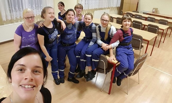 Die M&auml;dels nach dem Pl&auml;tzchenbacken (Foto: FFw Helfta)