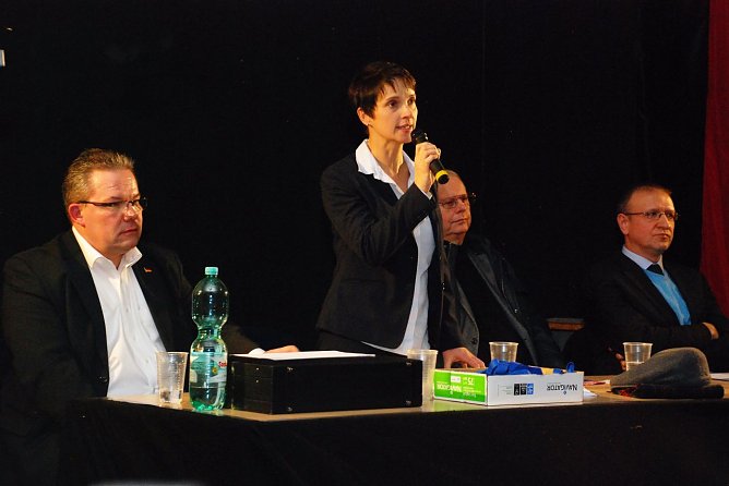 Gastgeber einer viel besuchten Veranstaltung: Jens Diederichs, Frauke Petry, Robert Farle und Gunter Wakan (v. l.). (Foto: Jochen Miche)
