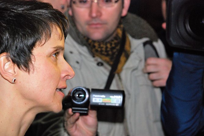 Frauke Petry im Gespr&auml;ch mit Besuchern der Versammlung. Nach dem offiziellen Teil unterhielt sie sich noch lange mit den Leuten. Darunter waren Menschen aus Helbra oder Sangerhausen ebenso wie welche, die aus anderen Bundesl&auml;ndern angereist waren, um Petry zu erleben. (Foto: Jochen Miche)