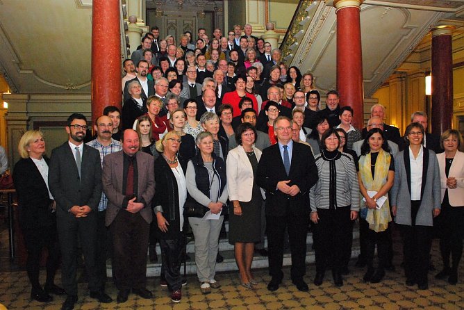 Gruppenfoto auf der Palasttreppe. Jeder eingeladene Ehrenamtliche erhielt sp&auml;ter als Erinnerung ein solches Foto. (Foto: Jochen Miche)