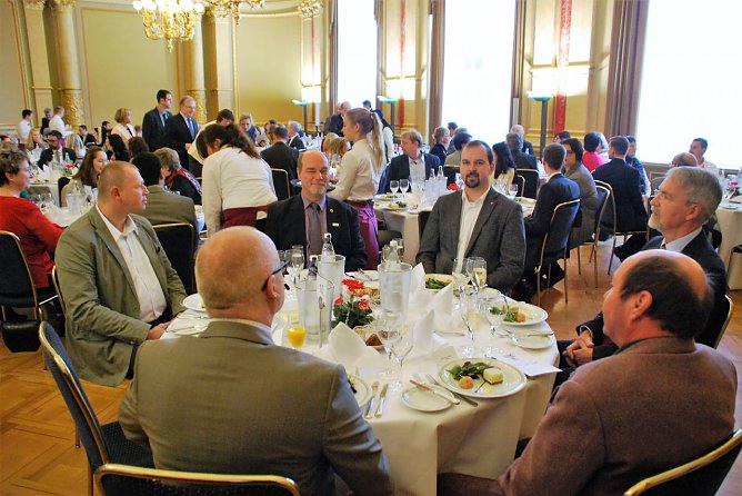 Die Vorspeise liegt bereit. Zwischen den einzelnen G&auml;ngen des Festessens wurden Reden gehalten. (Foto: Jochen Miche)