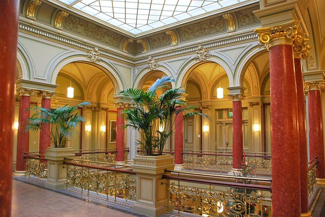 Im Treppenhaus des Palastes. (Foto: Jochen Miche)