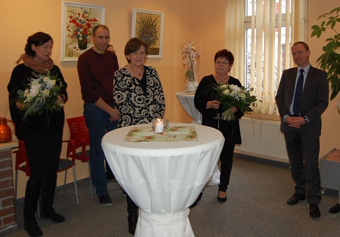 v.l.n.r.: Dipl.-Med. Bettina Fritsche, Dr. med. Frank Sch&ouml;ning (&Auml;rztlicher Direktor der HELIOS Klinik Hettstedt), Dr. med. Elfriede Anders, Dr. med. Barbara Becker, Mario Schulter (Gesch&auml;ftsf&uuml;hrung des MVZ und Klinikgesch&auml;ftsf&uuml;hrer der HELIOS Klinik Hettstedt) w&auml;hrend des festlichen Aktes (Foto: HELIOS/D. Mansfeldt)