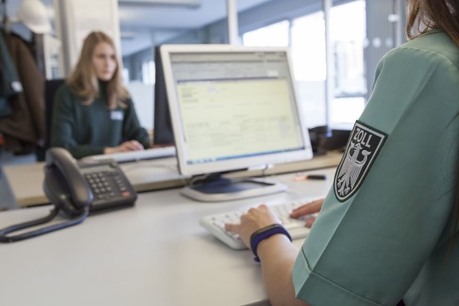 Datenverarbeitung beim Zoll (Foto: Zollverwaltung)