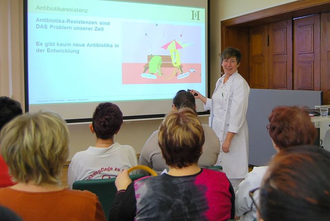 Birgit Saul, Krankenhaushygienikerin, bei ihrem Vortrag. (Foto: Helios/G. Lakomy) Birgit Saul, Krankenhaushygienikerin, bei ihrem Vortrag. (Foto: Helios/G. Lakomy)