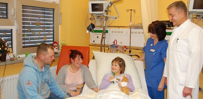 Emily hat sich f&uuml;r Apfeleis entschieden. Die Eltern (links) freut es. (Foto: HELIOS/D. Mansfeldt)