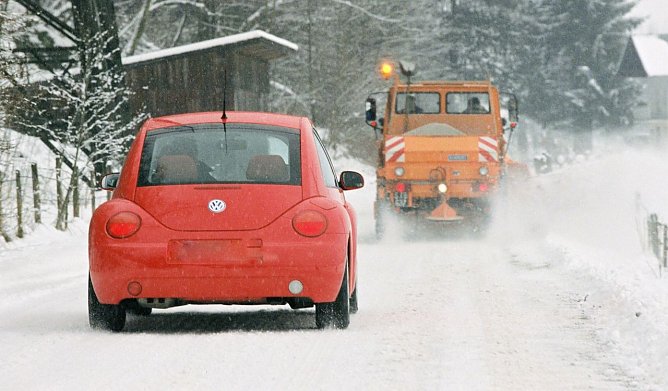 Winterdienstfahrzeuge nicht &uuml;berholen (Foto: ADAC)