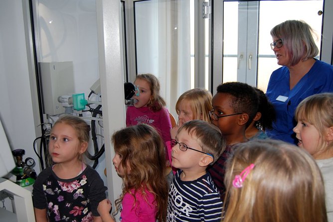 Tief Luft holen und pusten - so geht Atemtest (Foto: Helios/G. Lakomy) Tief Luft holen und pusten - so geht Atemtest (Foto: Helios/G. Lakomy)